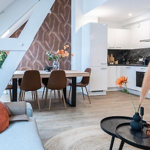 6-Bed Aircon House Diaz 60M2, Many Bedrooms